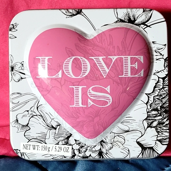 Luxury soap 'Love Is' with rose petal fragrance. This soap will clean and leave - Picture 2 of 8